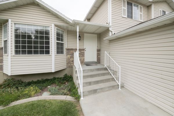 Cost of White Vinyl Siding Replacement in Champaign